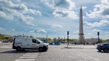 occupé intersection à endroit de la concorde avec le louxor obélisque dans Paris, France, en dessous de une clair bleu ciel sur avril 14ème, 2024, idéal pour Voyage et histoire thèmes photo