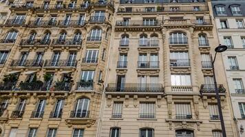 classique français beaux les arts architecture avec fleuri balcons et les fenêtres, évoquant Parisien charme adapté pour réel biens et Voyage concepts dans France photo