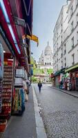 pavé rue doublé avec souvenir magasins de premier plan à le iconique sacré coeur Basilique dans montmartre, Paris, symbolisant français tourisme et européen Voyage photo