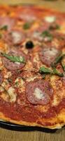 fraîchement cuit Nouveau york style Pizza avec fondu mozzarella fromage et base tomate sauce avec beaucoup de pepperoni photo