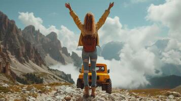 Jeune femme célébrer liberté au dessus nuageux Montagne pics photo