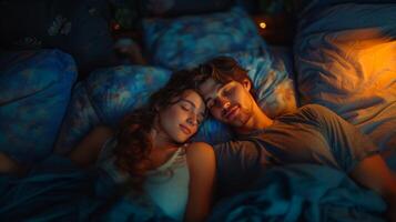 paisible Jeune couple en train de dormir ensemble à nuit photo