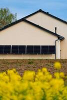 solaire panneaux sur une bien exposé mur de un individuel loger, fabrication des économies Suivant le énergie crise, éco-citoyen geste, vert énergie photo