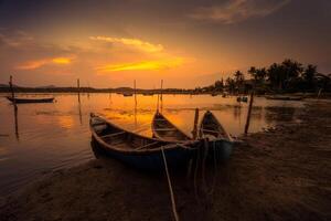 traditionnel bateaux à o prêt lagune dans coucher de soleil, phu yen province, vietnam photo