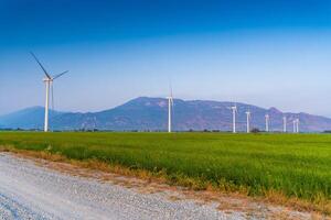 vue de turbine vert énergie électricité, Moulin à vent pour électrique Puissance production, vent turbines générateur électricité sur riz champ à phan a sonné, neuf thuan province, vietnam photo