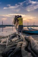 traditionnel les pêcheurs et bateaux dans o prêt lagune pendant coucher de soleil, phu yen province, vietnam. Voyage et paysage concept photo