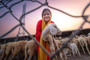 vietnamien femme avec agneau sur une campagne, une mouton ferme dans le steppe zone dans neuf thuan province, vietnam. photo