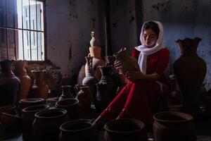 portrait de cham ethnique fille dans bau truc poterie village, phan a sonné ville, neuf thuan province, vietnam photo