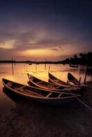 traditionnel bateaux à o prêt lagune dans coucher de soleil, phu yen province, vietnam photo