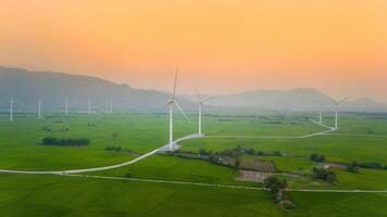 vue de turbine vert énergie électricité, Moulin à vent pour électrique Puissance production, vent turbines générateur électricité sur riz champ à phan a sonné, neuf thuan province, vietnam photo