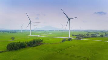 vue de turbine vert énergie électricité, Moulin à vent pour électrique Puissance production, vent turbines générateur électricité sur riz champ à phan a sonné, neuf thuan province, vietnam photo