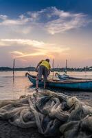 traditionnel les pêcheurs et bateaux dans o prêt lagune pendant coucher de soleil, phu yen province, vietnam. Voyage et paysage concept photo