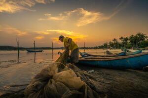 traditionnel les pêcheurs et bateaux dans o prêt lagune pendant coucher de soleil, phu yen province, vietnam. Voyage et paysage concept photo