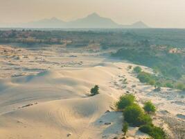 aérien vue de nam cuong le sable dunes, neuf thuan province, vietnam. il est un de le plus magnifique des endroits dans vietnam photo