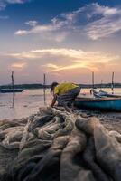 traditionnel les pêcheurs et bateaux dans o prêt lagune pendant coucher de soleil, phu yen province, vietnam. Voyage et paysage concept photo