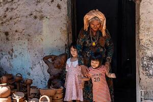 vieux femelle de cham ethnique fille dans bau truc poterie village, phan a sonné ville, neuf thuan province, vietnam. gens et Voyage concept. photo