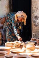 vieux femelle de cham ethnique fille dans bau truc poterie village, phan a sonné ville, neuf thuan province, vietnam. gens et Voyage concept. photo