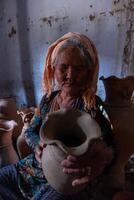 vieux femelle de cham ethnique fille dans bau truc poterie village, phan a sonné ville, neuf thuan province, vietnam. gens et Voyage concept. photo