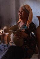 vieux femelle de cham ethnique fille dans bau truc poterie village, phan a sonné ville, neuf thuan province, vietnam. gens et Voyage concept. photo