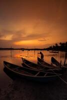 traditionnel bateaux à o prêt lagune dans coucher de soleil, phu yen province, vietnam photo