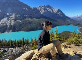 femme repos après une route par Peyto lac, dans Canada. photo