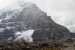 randonneurs Aller en haut à le canadien rocheuses. photo