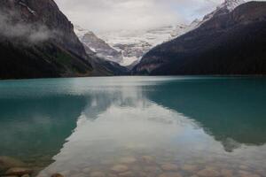 Matin sur le Lac louise, banff dans canadien rocheuses. photo