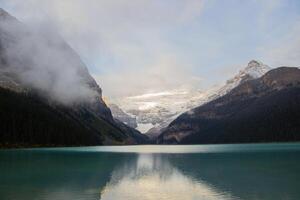 Matin sur le Lac louise, banff dans canadien rocheuses. photo