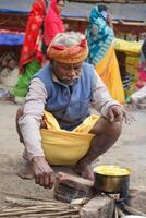 15e janvier 2023, Calcutta, Ouest Bengale, Inde. portrait de cuisine nourriture Extérieur à hiver Matin pendant ganga Sagar mela photo