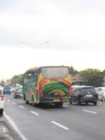 défocalisé abstrait Contexte de autobus sur le Autoroute à sémarang, Indonésie avril 16 2024 photo