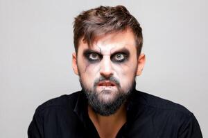 maquillage pour une barbu homme pour le le banquet de tout saints Halloween dans le style de le Mort-vivant photo