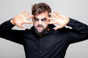 Halloween maquillage sur une barbu homme qui gestes à le caméra photo