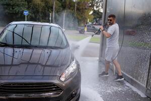 je vais laver le de face de le voiture à le voiture laver. une voiture à une soi un service voiture laver. photo