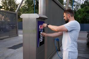 une la personne paie à avoir leur voiture lavé. une voiture à une soi un service voiture laver. photo