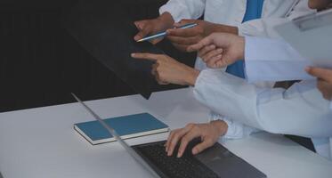 médecin discuter diagnostic pendant le réunion. groupe de médecin discuter travail matière dans le Bureau à travail. le médical équipe discute traitement les options avec le patient. photo