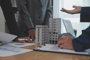 équilibrer le secteur immobilier l'agent immobilier explique le style de la maison pour voir la conception de la maison et le contrat d'achat.maison en bois au bureau moderne photo