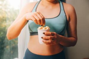 une femme en portant une bol de pop corn photo