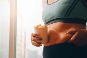 une femme en portant une bol de pop corn photo