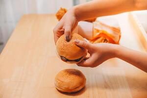 frénésie en mangeant désordre concept avec femme en mangeant vite nourriture Burger, mis à la porte poulet , beignets et desserts photo