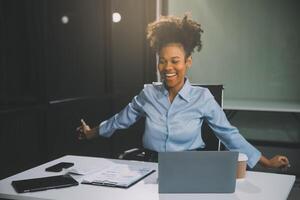 asiatique travail femmes détendu de travail, elle a été content. photo