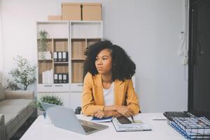 affaires femmes sont stressé tandis que travail sur ordinateur portable, fatigué asiatique femme d'affaires avec mal de crâne à bureau, sentiment malade à travail, copie espace photo