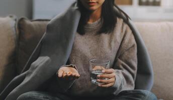 dérangé femme frustré par problème avec travail ou des relations, séance sur canapé, embrassement genoux, couvert visage dans main, sentiment désespoir et anxiété, solitude, ayant psychologique difficulté photo