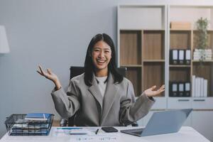 magnifique asiatique fille célébrer avec ordinateur portable, Succès content pose. commerce électronique, Université éducation, l'Internet technologie, ou Commencez petit affaires concept. moderne Bureau ou vivant pièce avec copie espace photo