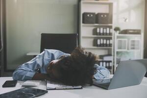 triste fatigué Jeune asiatique Dame pensée, sommeil à ordinateur portable, Souffrance de surmenage, stress dans pièce intérieur. date limite, problèmes dans étude, travail, entreprise, free-lance à Accueil Nouveau Ordinaire avec technologie photo