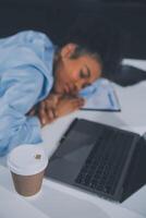 triste fatigué Jeune asiatique Dame pensée, sommeil à ordinateur portable, Souffrance de surmenage, stress dans pièce intérieur. date limite, problèmes dans étude, travail, entreprise, free-lance à Accueil Nouveau Ordinaire avec technologie photo