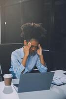 affaires femme séance à travail stressé , en dehors travail difficile sentiment stressé en dehors et étourdi de votre emploi photo