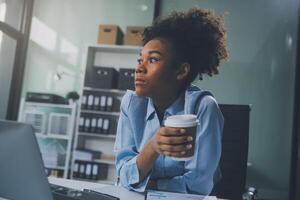 triste fatigué Jeune asiatique Dame pensée, sommeil à ordinateur portable, Souffrance de surmenage, stress dans pièce intérieur. date limite, problèmes dans étude, travail, entreprise, free-lance à Accueil Nouveau Ordinaire avec technologie photo