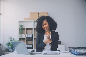 surmené femme d'affaires stress de travail ou dérangé après finition réunion. émotif pression, stress à travail concept photo