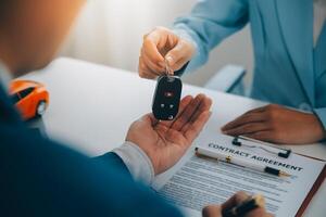 Assurance officiers main plus de le voiture clés après le locataire. avoir signé un auto Assurance document ou une bail ou accord document achat ou vente une Nouveau ou utilisé voiture avec une voiture photo