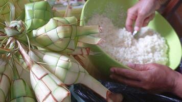 ketupat ou riz boulette est indonésien traditionnel nourriture servir sur eid photo